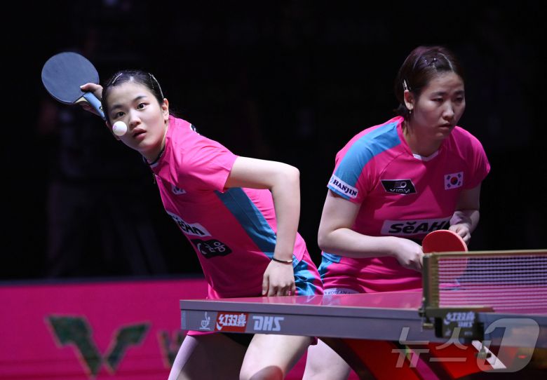 김나영(왼쪽), 이은혜가 17일(현지시간) 카타르 도하 루사일 스포츠 아레나에서 열린 2025 국제탁구연맹(ITTF) 세계선수권대회 여자복식 64강에서 스웨덴 린다 베리스트롬(LINDA BERGSTROM), 크리스티나 켈베리(CHISTINA KALLBERG)조와 경기를 펼치고 있다. 2025.5.18/뉴스1 ⓒ News1 사진공동취재단
