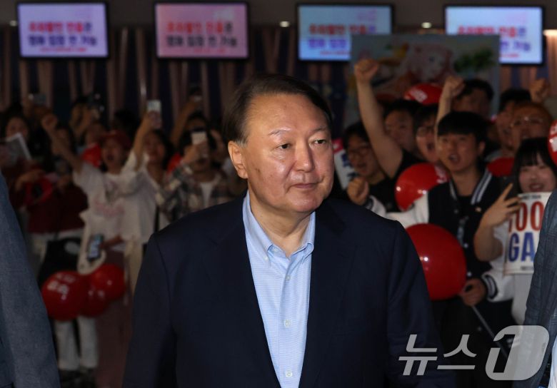 윤석열 전 대통령이 21일 오전 서울 메가박스 동대문에 영화 '부정선거, 신의 작품인가' 관람을 위해 들어서고 있다. 2025.5.21/뉴스1 ⓒ News1 박세연 기자