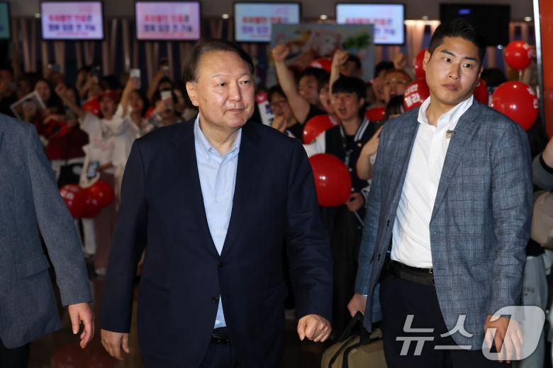 윤석열 전 대통령이 21일 오전 서울 메가박스 동대문에 영화 ‘부정선거, 신의 작품인가’ 관람을 위해 들어서고 있다. 2025.5.21/뉴스1 ⓒ News1 박세연 기자