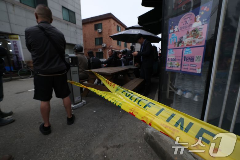 19일 경기 시흥시 정왕동 일대에서 50대 중국인 소행으로 추정되는 흉기 피습 사건 4건이 잇따라 발생해 2명이 사망한 것으로 확인됐다. 사진은 이날 사건 발생 편의점에 출입금지 라인이 설치돼 있는 모습. 2025.5.19/뉴스1 ⓒ News1 김영운 기자