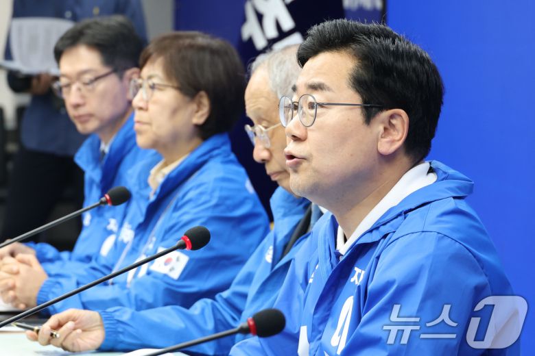 박찬대 더불어민주당 상임총괄선대위원장이 21일 오전 서울 여의도 당사에서 열린 중앙선거대책위원회의에서 발언하고 있다. 2025.5.21/뉴스1 ⓒ News1 이광호 기자