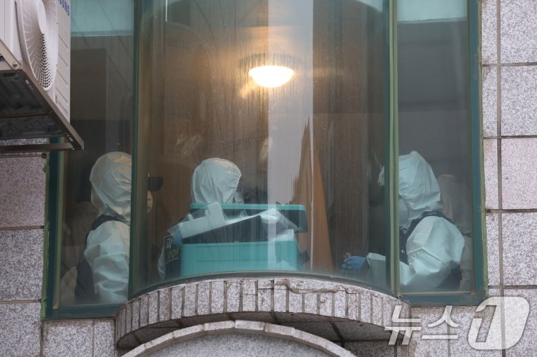 19일 경기 시흥시 정왕동 일대에서 50대 중국인 소행으로 추정되는 흉기 피습 사건 4건이 잇따라 발생해 2명이 사망한 것으로 확인됐다. 사진은 이날 사건 현장에서 과학수사대가 현장 감식을 하는 모습. ⓒ News1 김영운 기자