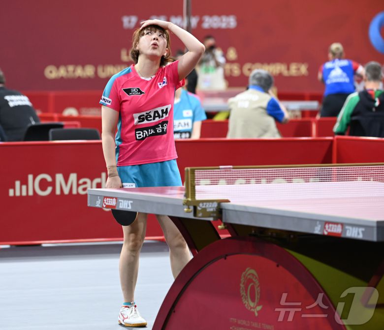 서효원이 17일(현지시간) 카타르 도하 카타르대학교 스포츠 콤플렉스에서 열린 2025 세계탁구선수권대회 개인단식 128강에서 호주 CONSTANTINA PSIHOGIOS와 경기에서 실점 후 아쉬워하고 있다. 2025.5.18/뉴스1 ⓒ News1 사진공동취재단