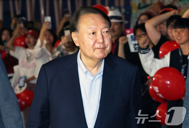 윤석열 전 대통령이 21일 오전 서울 메가박스 동대문에 영화 ‘부정선거, 신의 작품인가’ 관람을 위해 들어서고 있다. 2025.5.21/뉴스1 ⓒ News1 박세연 기자