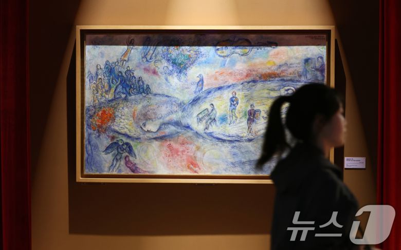 22일 서울 서초구 예술의전당 한가람미술관에서 '마르크 샤갈 특별전: 비욘드 타임' 기자간담회를 마친 관계자들이 전시장을 둘러보고 있다. 이번 전시는 7년 만에 한국을 찾은 이번 대규모 특별전이다. 샤갈의 미공개 유화 7점을 비롯해, 총 170여 점의 작품을 체계적, 과학적인 새로운 전시 구성으로 선보이는 자리다. ⓒ News1 황기선 기자