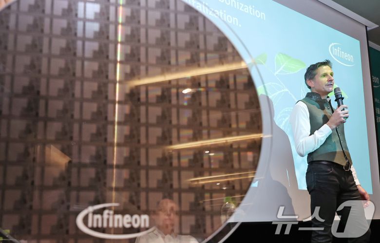안드레아스 우르시츠(Andreas Urschitz) 인피니언 마케팅 최고책임자가 22일 오전 서울 강남구 코엑스에서 열린 '인피니언 테크놀로지스 코리아 옥토버테크 서울 2025 기자간담회'에서 300mm GaN(갈륨나이트라이드) 웨이퍼를 소개하고 있다. 2025.5.22/뉴스1 ⓒ News1 장수영 기자