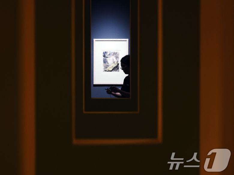 22일 서울 서초구 예술의전당 한가람미술관에서 '마르크 샤갈 특별전: 비욘드 타임' 기자간담회를 마친 관계자들이 전시장을 둘러보고 있다. 이번 전시는 7년 만에 한국을 찾은 이번 대규모 특별전이다. 샤갈의 미공개 유화 7점을 비롯해, 총 170여 점의 작품을 체계적, 과학적인 새로운 전시 구성으로 선보이는 자리다. ⓒ News1 황기선 기자