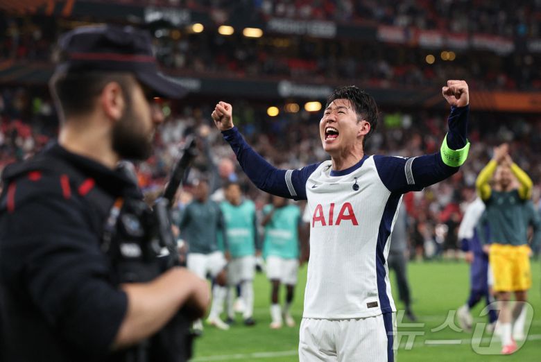 토트넘 손흥민이 22일(한국시간) 스페인 빌바오 산 마메스 경기장에서 열린 2024-25 유럽축구연맹(UEFA) 유로파리그(UEL) 결승전 맨체스터 유나이티드와 경기에서 1대0 승리 후 우승을 확정짓고 기뻐하고 있다. ⓒ 로이터=뉴스1 ⓒ News1 김도우 기자