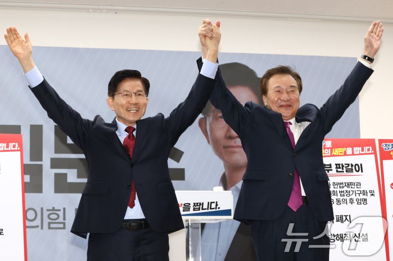 손학규 전 바른미래당 대표(오른쪽)가 22일 오전 서울 여의도 국민의힘 중앙당사에서 김문수 대통령 후보 지지를 선언한 후 함께 손을 맞잡아 들고 있다. 2025.5.22/뉴스1 ⓒ News1 김민지 기자