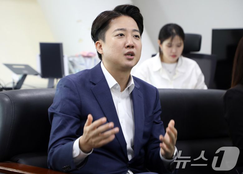 이준석 개혁신당 대통령 후보가 20일 광주광역시의회 기자실을 찾아 지역 기자단과 질의응답하고 있다. 2025.5.20/뉴스1 ⓒ News1 이수민 기자