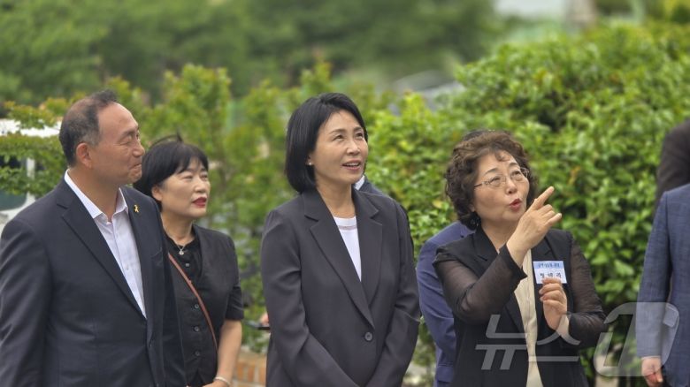 이재명 더불어민주당 대통령 후보의 부인인 김혜경 여사가 21일 전남 목포 공생원을 찾아 시설 관계자들로부터 공생원에 대한 설명을 듣고 있다.(독자 제공. 재판매 및 DB금지) 2025.5.21/뉴스1 ⓒ News1 김태성 기자