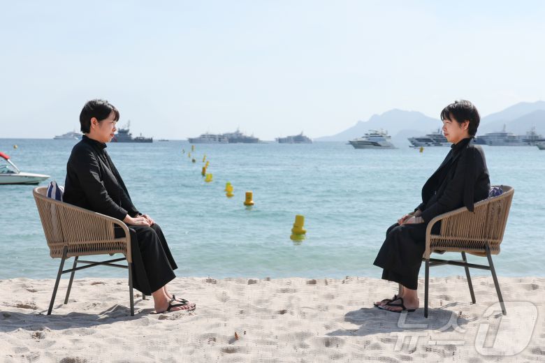 제78회 칸 국제영화제가 열리고 있는 프랑스 남부 소도시 칸(Cannes) 크루아제트 해변의 한 카페에서 비공식 부문인 비평가주간 단편 경쟁 부문에 초청된 애니메이션 ‘안경’의 정유미 감독이 뉴스1과 인터뷰를 하고 있다. (다중노출 촬영) 2025.5.22/뉴스1 ⓒ News1 이준성 기자