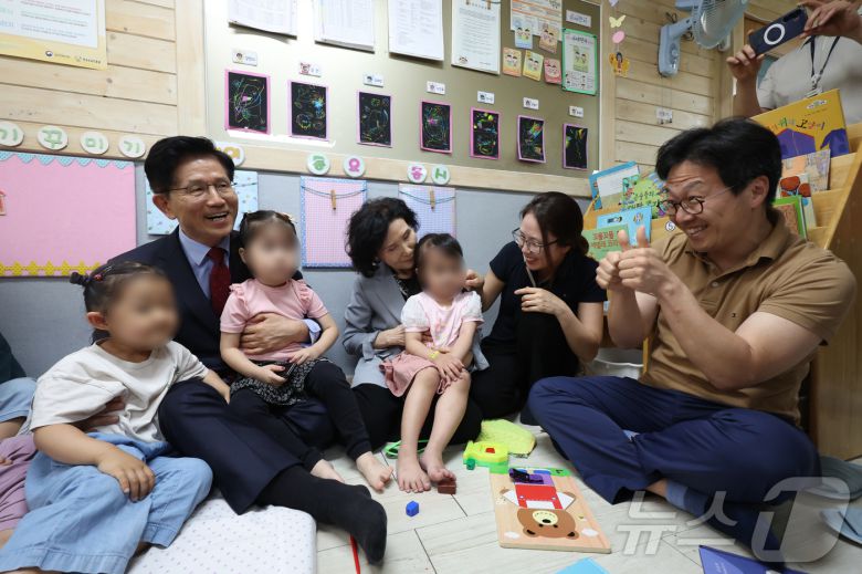 김문수 국민의힘 대통령 후보와 설난영 여사, 딸 김동주 씨, 사위가 22일 경기 광명시의 한 어린이집에서 아이들을 만나고 있다. (공동취재) 2025.5.22/뉴스1 ⓒ News1 이광호 기자