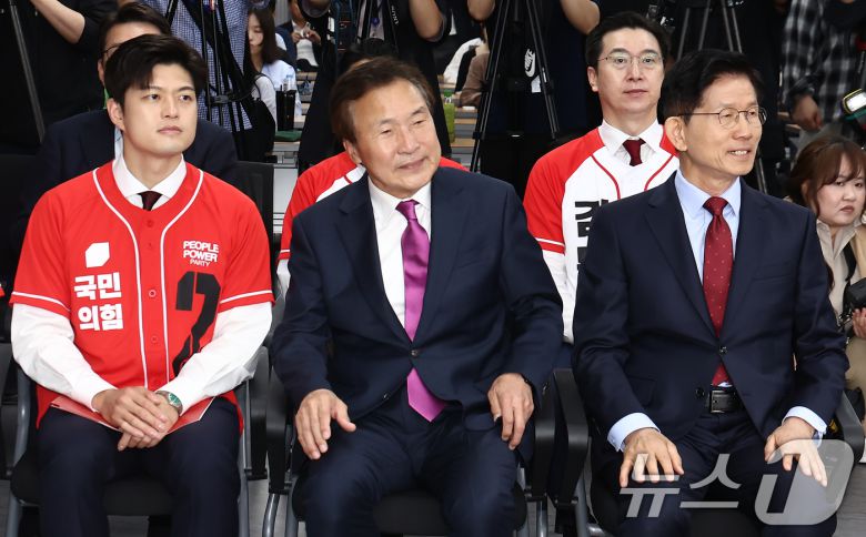 손학규 전 바른미래당 대표가 22일 오전 서울 여의도 국민의힘 중앙당사에서 김문수 대통령 후보와 자리하고 있다. 왼쪽은 김용태 비상대책위원장. 2025.5.22/뉴스1 ⓒ News1 김민지 기자