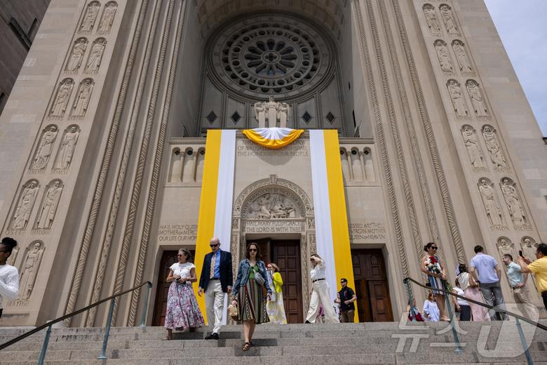 지난 11일, 미국 워싱턴 DC의 바실리카 국립 대성당에 미국 출생으로는 첫 교황으로 선출된 레오 14세 즉위를 축하하는 의미의 노란색과 하얀색의 천이 걸려 있다. ⓒ 로이터=뉴스1 ⓒ News1 류정민 특파원