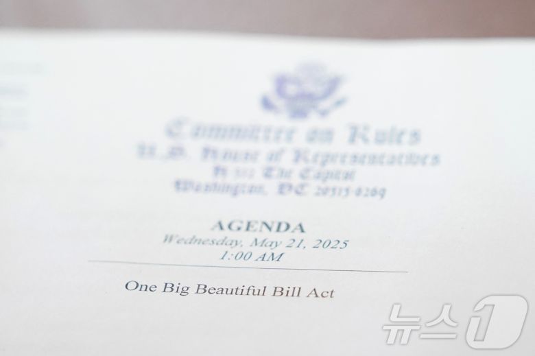 도널드 트럼프 미국 대통령의 대규모 감세 계획에 대한 하원 규칙위원회의 청문회가 열린 날인 5월 21일 오전 1시 워싱턴 DC 의사당에서 '하나의 큰 아름다운 법안'이라고 적힌 안건이 보인다. ⓒ 로이터=뉴스1 ⓒ News1 신기림 기자