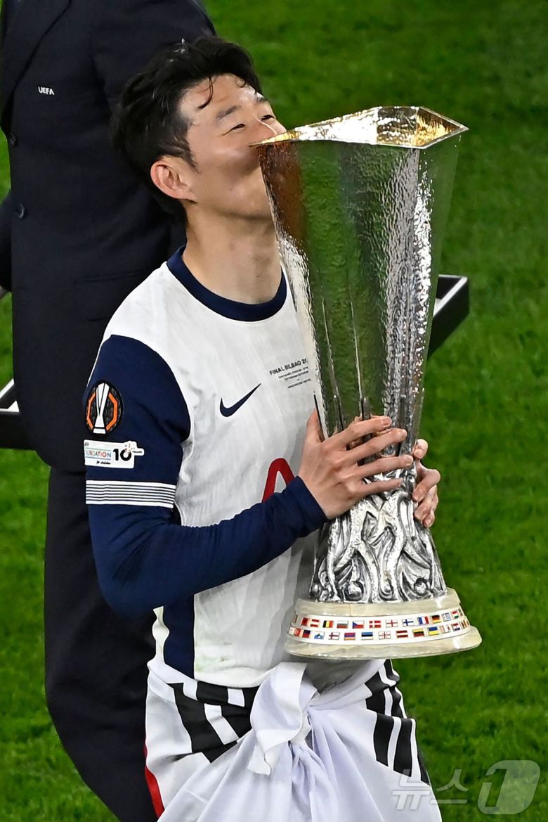토트넘 손흥민이 22일(한국시간) 스페인 빌바오 산 마메스 경기장에서 열린 2024-25 유럽축구연맹(UEFA) 유로파리그(UEL) 결승전 맨체스터 유나이티드와 경기에서 1대0 승리 후 우승 트로피에 입을 맞추고 있다. 2025.5.22 ⓒ AFP=뉴스1
