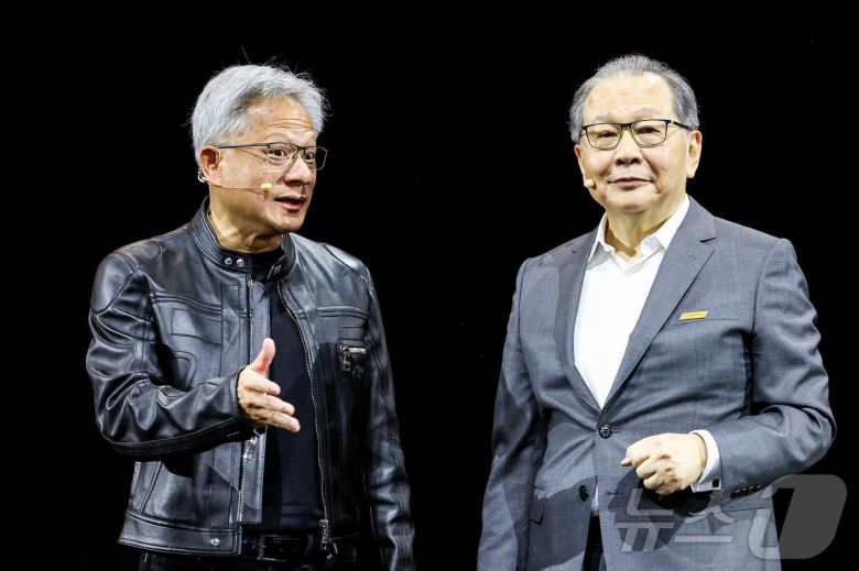젠슨 황 엔비디아 CEO가 20일 (현지시간) 타이베이 난강 전시관에서 열린 '컴퓨텍스 2025'서 릭 차이 미디어텍 CEO와 얘기를 하고 있다. 2025.05.21 ⓒ AFP=뉴스1 ⓒ News1 우동명 기자