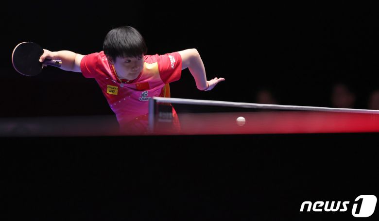 랭킹 1위를 자랑하는 중국 대표팀 쑨잉사가 22일 오후 부산 해운대구 벡스코에서 'BNK부산은행 2024 부산세계탁구선수권대회' 여자단체전 8강 대한민국과 중국의 경기에서 이시온을 상대해 리시브하고 있다. 여자 탁구대표팀은 '만리장성' 중국을 상대로 매치스코어 0대3으로 완패하며 대회를 마무리했다. 2024.2.22/뉴스1 ⓒ News1 이동해 기자