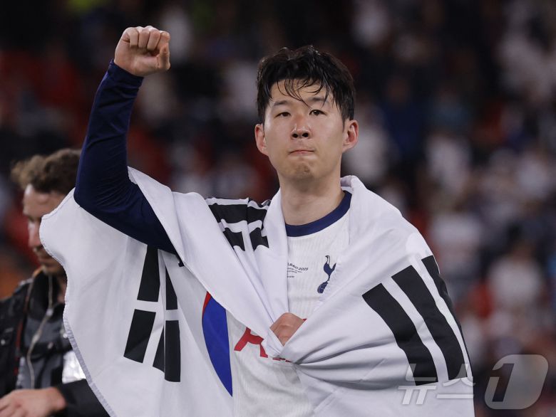 토트넘 손흥민이 22일(한국시간) 스페인 빌바오 산 마메스 경기장에서 열린 2024-25 유럽축구연맹(UEFA) 유로파리그(UEL) 결승전 맨체스터 유나이티드와 경기에서 1대0 승리 후 우승을 확정짓고 기뻐하고 있다. 2025.5.22 ⓒ 로이터=뉴스1