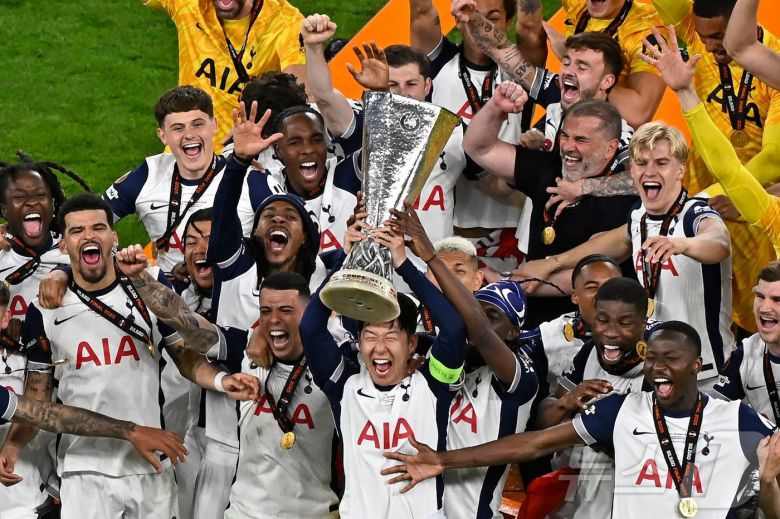 토트넘 손흥민이 22일(한국시간) 스페인 빌바오 산 마메스 경기장에서 열린 2024-25 유럽축구연맹(UEFA) 유로파리그(UEL) 결승전 맨체스터 유나이티드와 경기에서 1대0 승리 후 우승 트로피를 들어올리고 있다. 2025.5.22 ⓒ AFP=뉴스1