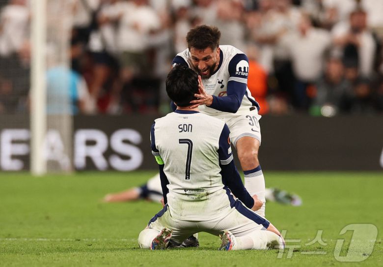 토트넘의 손흥민이 21일(현지시간) 스페인 빌바오의 산 마메스 경기장에서 열린 UEFA 유로파 리그(UEL) 결승서 맨체스터 유나이티드(맨유)를 꺾고 생애 첫 우승을 한 뒤 로드리고 벤탄쿠르와 기뻐하고 있다. 2025.05.22 ⓒ 로이터=뉴스1 ⓒ News1 우동명 기자