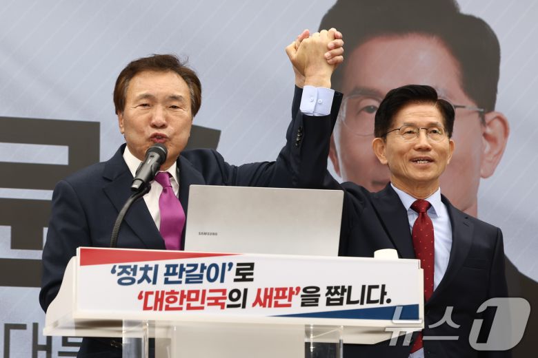 손학규 전 바른미래당 대표가 22일 오전 서울 여의도 국민의힘 중앙당사에서 김문수 대통령 후보의 손을 맞잡고 지지 선언을 하고 있다. 2025.5.22/뉴스1 ⓒ News1 김민지 기자