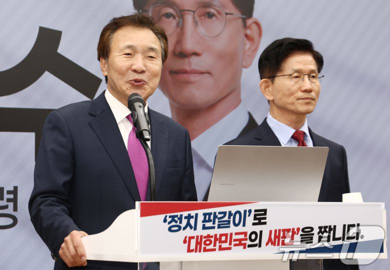 손학규 전 바른미래당 대표가 22일 오전 서울 여의도 국민의힘 중앙당사에서 김문수 대통령 후보 지지 선언을 하고 있다. 2025.5.22/뉴스1 ⓒ News1 김민지 기자