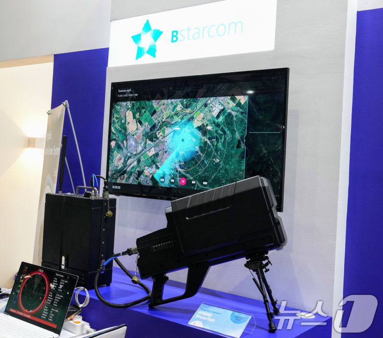 지난 21일(현지시간) 말레이시아 방산전시회 'LIMA 2025' 전시회장 안에 마련된 한국관 부스에서 비스타컴의 백팩형 안티 드론 체계인 '하이브리드 드론 건'이 전시돼있다. (한국방위산업진흥회 제공. 재판매 및 DB 금지) 2025.5.22/뉴스1