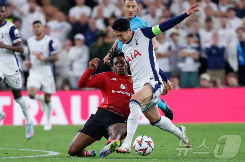 토트넘의 손흥민이 21일(현지시간) 스페인 빌바오의 산 마메스 경기장에서 열린 UEFA 유로파 리그(UEL) 결승서 맨체스터 유나이티드(맨유)의 파트리크 도르구와 볼을 다투고 있다. 2025.05.22 ⓒ AFP=뉴스1 ⓒ News1 우동명 기자