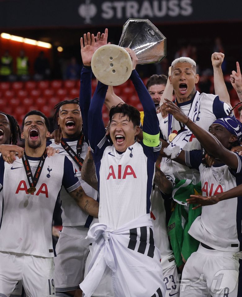 토트넘 손흥민이 22일(한국시간) 스페인 빌바오 산 마메스 경기장에서 열린 2024-25 유럽축구연맹(UEFA) 유로파리그(UEL) 결승전 맨체스터 유나이티드와 경기에서 1대0 승리 후 우승 트로피를 들어올리고 있다. 2025.5.22 ⓒ 로이터=뉴스1