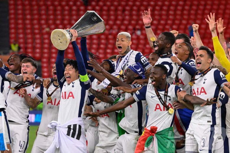 토트넘 손흥민이 22일(한국시간) 스페인 빌바오 산 마메스 경기장에서 열린 2024-25 유럽축구연맹(UEFA) 유로파리그(UEL) 결승전 맨체스터 유나이티드와 경기에서 1대0 승리 후 우승 트로피를 들어올리고 있다. 2025.5.22 ⓒ AFP=뉴스1 ⓒ News1 김도우 기자