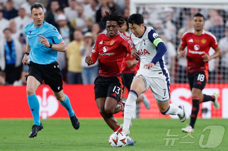 토트넘의 손흥민이 21일(현지시간) 스페인 빌바오의 산 마메스 경기장에서 열린 UEFA 유로파 리그(UEL) 결승서 맨체스터 유나이티드(맨유)의 파트리크 도르구와 볼을 다투고 있다. 2025.05.22 ⓒ AFP=뉴스1 ⓒ News1 우동명 기자