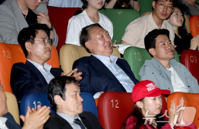 윤석열 전 대통령이 21일 오전 서울 메가박스 동대문에서 영화 ‘부정선거, 신의 작품인가’ 관람을 하고 있다. 왼쪽부터 이영돈PD, 윤 전 대통령, 전한길 전 강사. (공동취재) 2025.5.21/뉴스1 ⓒ News1 박세연 기자