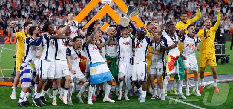 토트넘의 손흥민이 21일(현지시간) 스페인 빌바오의 산 마메스 경기장에서 열린 UEFA 유로파 리그(UEL) 결승서 맨체스터 유나이티드(맨유)를 꺾은 뒤 생애 첫 우승 트로피를 들고 기뻐하고 있다. 2025.05.22 ⓒ AFP=뉴스1 ⓒ News1 우동명 기자