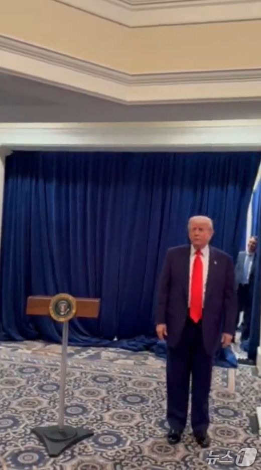 도널드 트럼프 미국 대통령이 22일(현지시간) '트럼프 밈코인' 만찬 행사에 참석했다. (출처=저스틴 선 엑스) 2025.5.23./뉴스1