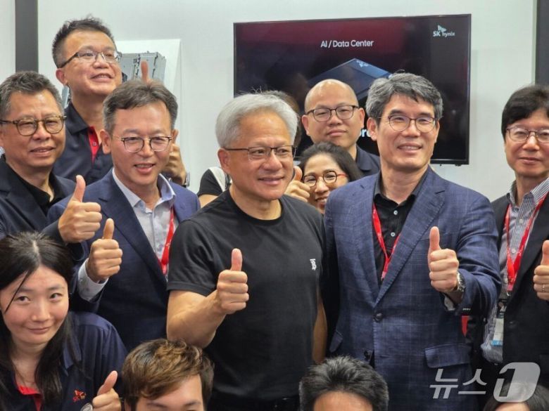 젠슨 황 엔비디아 CEO(가운데)가 김주선 사장(왼쪽에서 두 번째) 등 SK하이닉스 임직원들과 기념 사진을 찍고 있다. 2025.5.20(공동취재단)