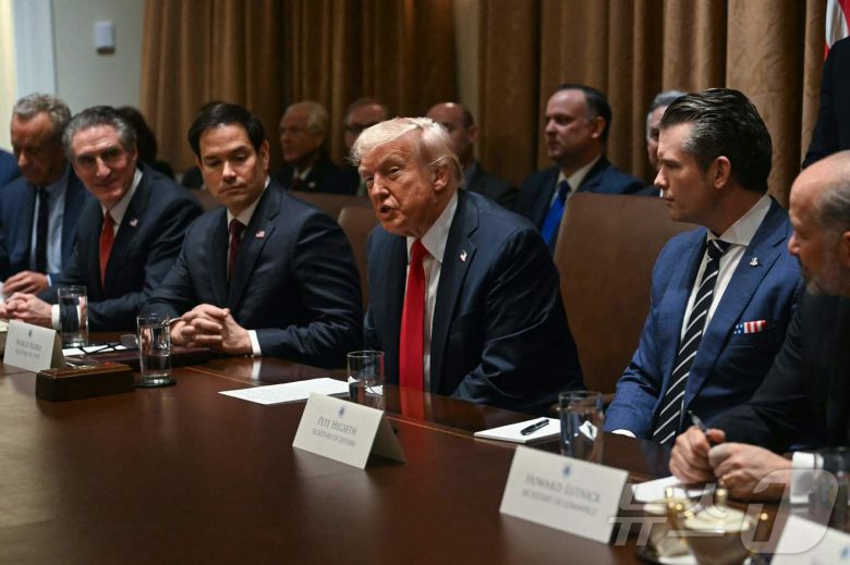 도널드 트럼프 미국 대통령이 지난 2월 26일(현지시간) 워싱턴DC 백악관에서 열린 내각 회의에서 모두발언을 하고 있다. 사진 왼쪽부터 로버트 F. 케네디 주니어 보건복지부 장관 후보자, 더그 버검 내무부 장관, 피트 헤그세스 국방부 장관, 하워드 러트닉 상무부 장관. ⓒ AFP=뉴스1 ⓒ News1 류정민 특파원