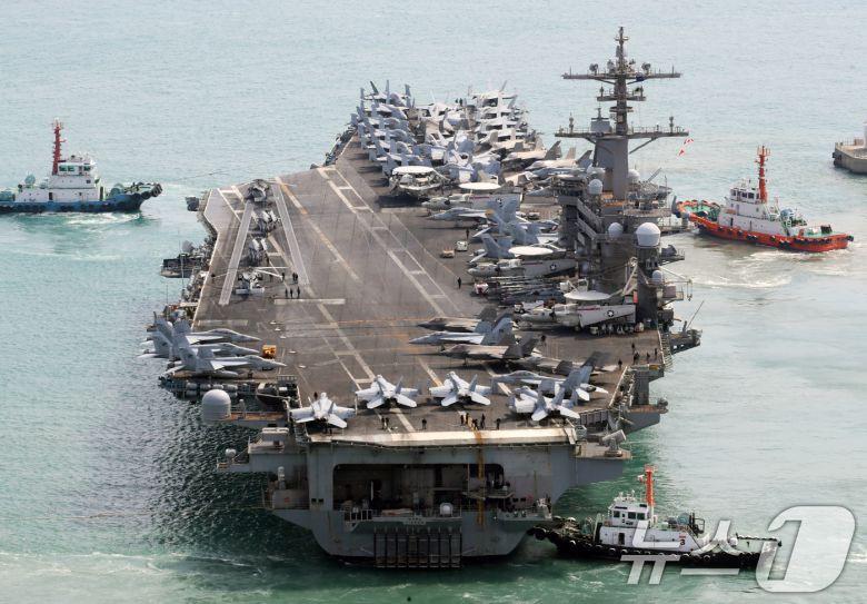 트럼프 2기 행정부 출범 이후 처음으로 한국을 방문한 미 해군 핵추진 항공모함 '칼빈슨함'(CVN-70)이 7일 오후 부산 남구 해군작전사령부 부산작전기지에서 출항하고 있다. 2025.3.7/뉴스1 ⓒ News1 윤일지 기자