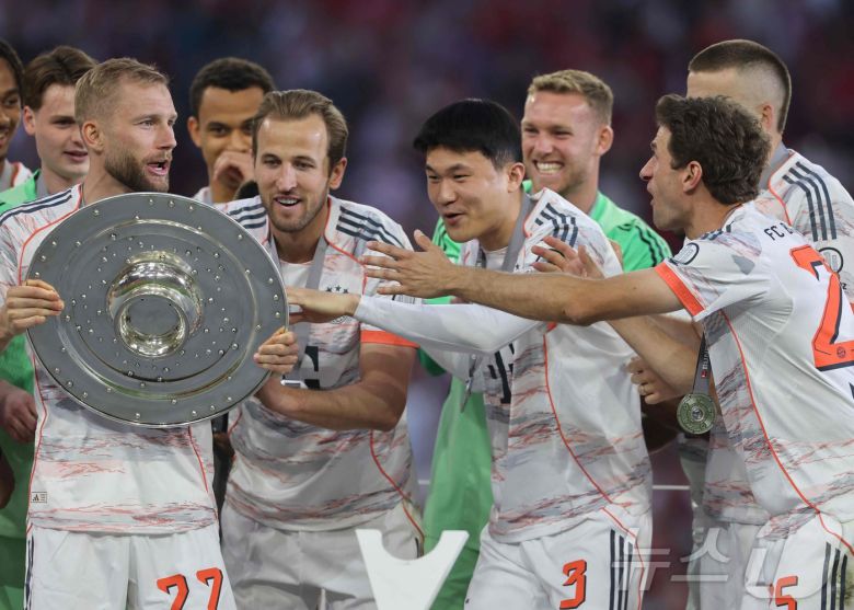 바이에른 뮌헨의 김민재가 10일(현지시간) 뮌헨 알리안츠 아레나에서 열린 묀헨글라트바흐와 경기를 마친 뒤 분데스리가 우승 세리머니를 하고 있다. 2025.05.12 ⓒ AFP=뉴스1 ⓒ News1 우동명 기자