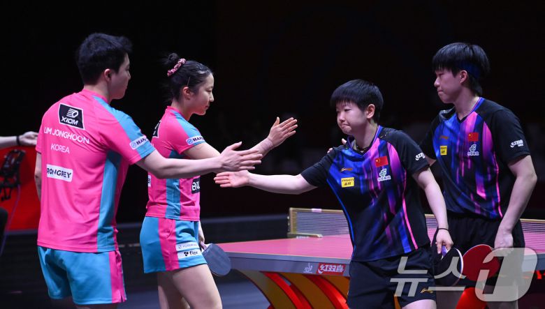임종훈과 신유빈이 23일(현지시간) 카타르 도하 루사일 아레나에서 열린 2025 국제탁구연맹(ITTF) 세계선수권대회 혼합복식 4강에서 경기를 마친 뒤 중국 쑨잉사, 왕추친과 악수를 나누고 있다. 2025.5.23/뉴스1 ⓒ News1 사진공동취재단
