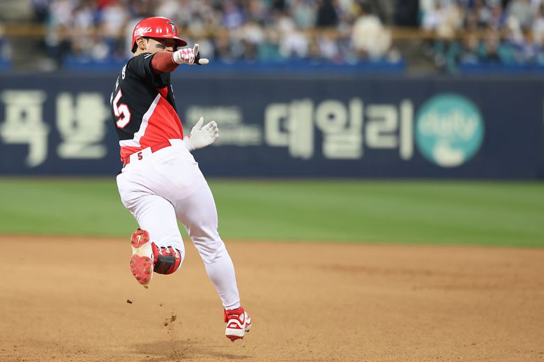 KIA 타어기즈 김도영이 23일 열린 KBO리그 대구 삼성 라이온즈전에서 8회초 결승 투런포를 터뜨린 후 기뻐하고 있다. (KIA 타이거즈 제공)