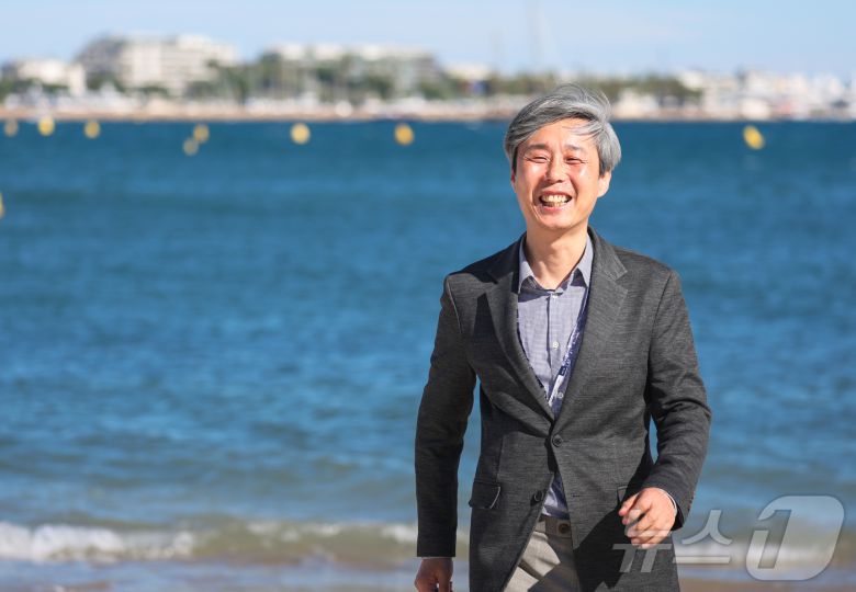 22일 제78회 칸 국제영화제가 열리고 있는 프랑스 남부 소도시 칸(Cannes) 영화진흥위원회 부스 인근 크루아제트 해변에서 조근식 한국영화아카데미(KAFA) 원장이 인터뷰 촬영을 하고 있다. 2025.5.23/뉴스1 ⓒ News1 이준성 기자