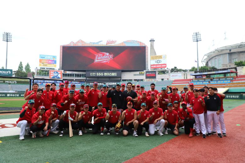 SSG 랜더스의 일시 대체 외국인 선수 라이언 맥브룸이 23일 선수단과 작별인사를 나눴다. (SSG 랜더스 제공)