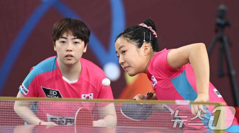 신유빈(오른쪽), 유한나가 19일 카타르 도하 카타르대학교 스포츠 컴플렉스에서 열린 2025 국제탁구연맹(ITTF) 세계선수권대회 여자복식 32강 조르지나 포타(헝가리), 드 누트(룩셈부르크) 조와 경기를 펼치고 있다. (사진공동취재단) 2025.5.19/뉴스1