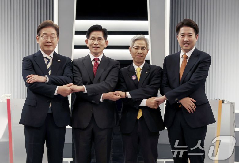 이재명 더불어민주당(왼쪽부터), 김문수 국민의힘, 이준석 개혁신당, 권영국 민주노동당 대통령 후보가 23일 서울 영등포구 KBS본관 스튜디오에서 중앙선거방송토론위원회 주관 제21대 대통령선거 2차 후보자 토론회 시작에 앞서 기념 촬영을 하고 있다. 2025.5.23/뉴스1 ⓒ News1 국회사진기자단