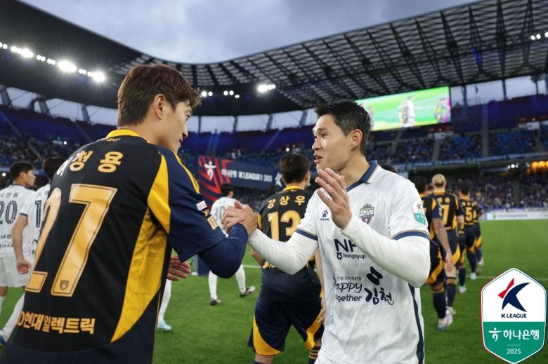 친정팀 울산HD를 상대한 김천 상무의 이동경(오른쪽). (한국프로축구연맹 제공)