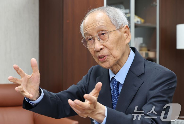 윤여준 더불어민주당 상임총괄선대위원장이 20일 오후 서울 여의도 당사에서 뉴스1과 인터뷰를 하고 있다. 2025.5.20/뉴스1 ⓒ News1 이광호 기자