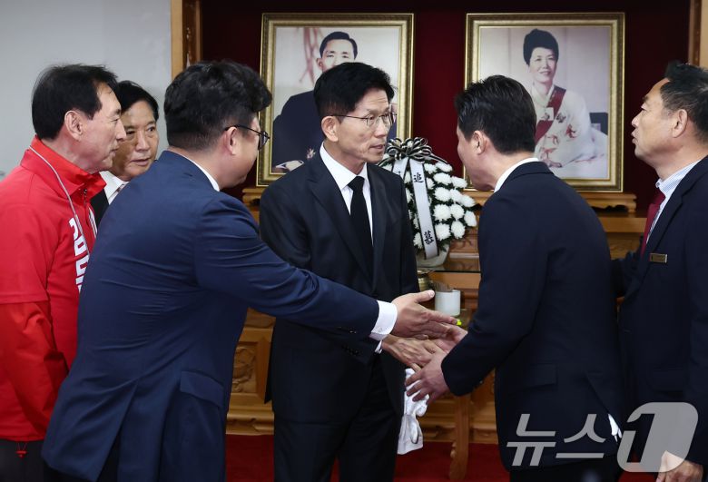 김문수 국민의힘 대통령 후보가 24일 경북 구미시 박정희 전 대통령 생가를 찾아 참배를 마치고 나서고 있다. 2025.5.24/뉴스1 ⓒ News1 김민지 기자