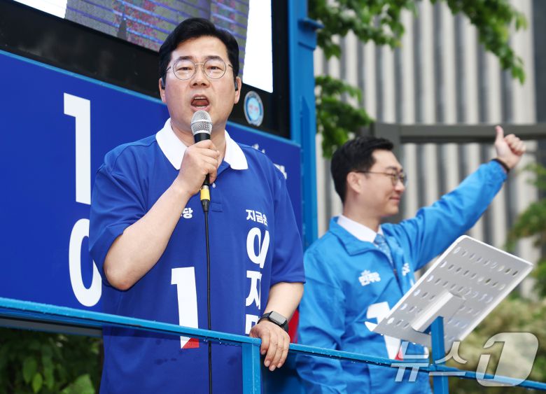 더불어민주당 상임총괄선대위원장을 맡은 박찬대 원내대표가 16일 서울 여의도 우체국 인근에서 이재명 대통령 후보 지원 유세를 하고 있다. 2025.5.16/뉴스1 ⓒ News1 김민지 기자